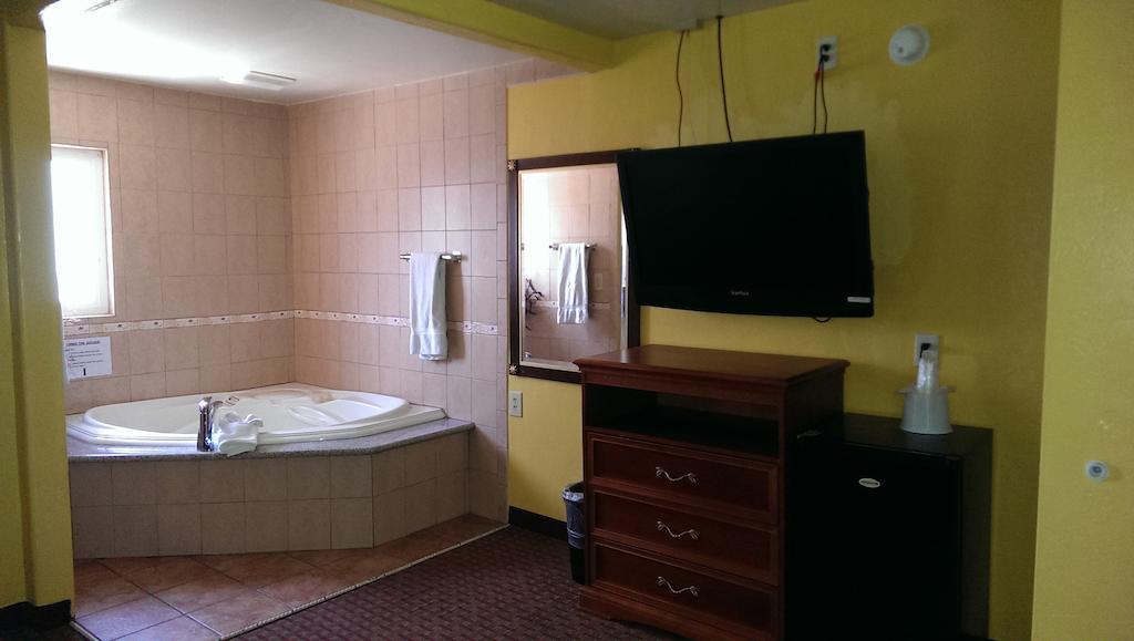 El Dorado Motel Pittsburg Room photo